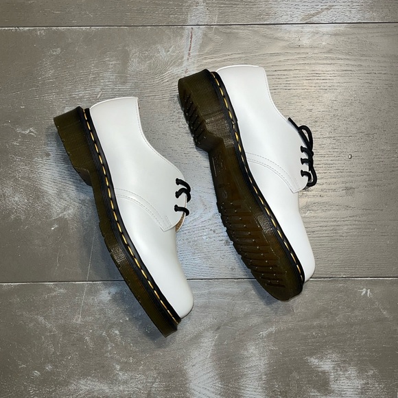 Dr Martens White 1461 Women’s Smooth Leather Oxford Shoes NWOB Size 6, Men’s 5 - Picture 2 of 5